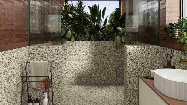 Baño con azulejos en tonos cálidos
