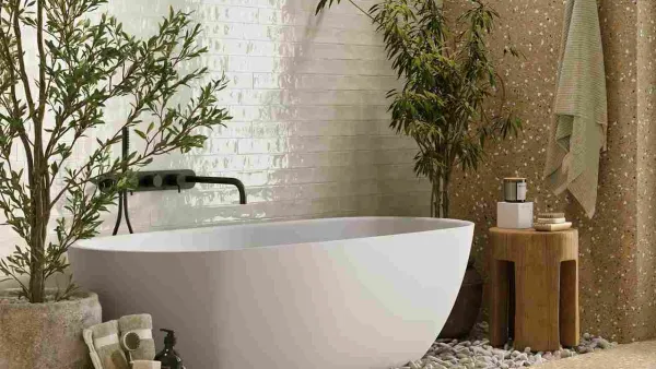 Baño con azulejos en tonos cálidos