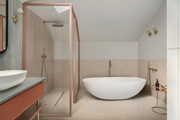 Baño con azulejos efecto terrazo en tonos cálidos, colección Frammento de Marazzi