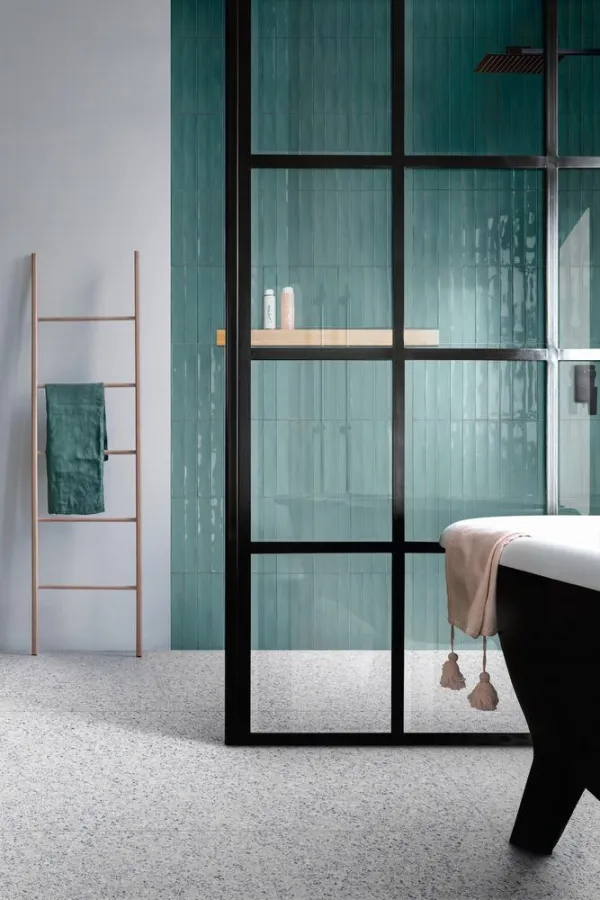 Baño con azulejos efecto terrazo en tonos fríos, colección Frammento de Marazzi