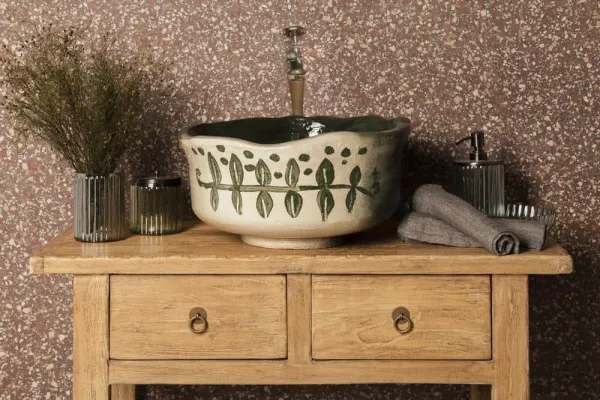 Baño con azulejos efecto terrazo en tonos cálidos, colección Fs road de Peronda