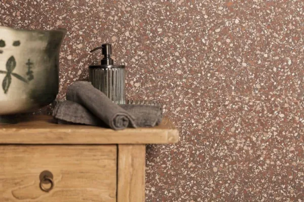 Baño con azulejos efecto terrazo en tonos cálidos, colección Fs road de Peronda