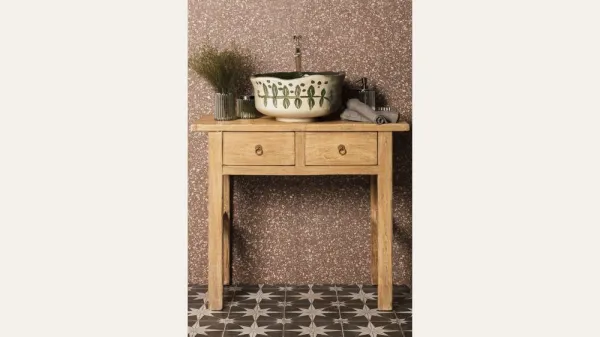Baño con azulejos efecto terrazo en tonos cálidos, colección Fs road de Peronda