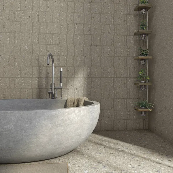 Baño con azulejos efecto terrazo en tonos cálidos, colección Pangea de Vives