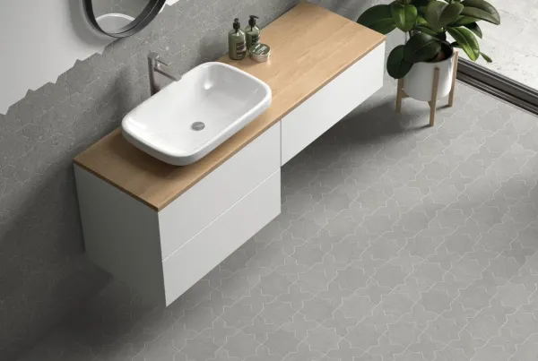 Baño con azulejos efecto terrazo en tonos neutros, colección Terrazo de Mayolica