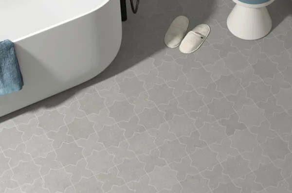 Baño con azulejos efecto terrazo en tonos neutros, colección Terrazo de Mayolica