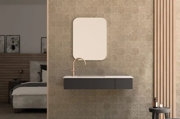Baño con azulejos efecto terrazo en tonos cálidos, colección Terrazo de Mayolica
