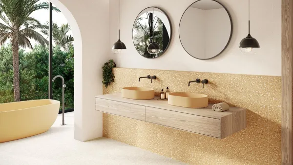 Baño con azulejos efecto terrazo en tonos cálidos, colección Terrazo de Mayolica