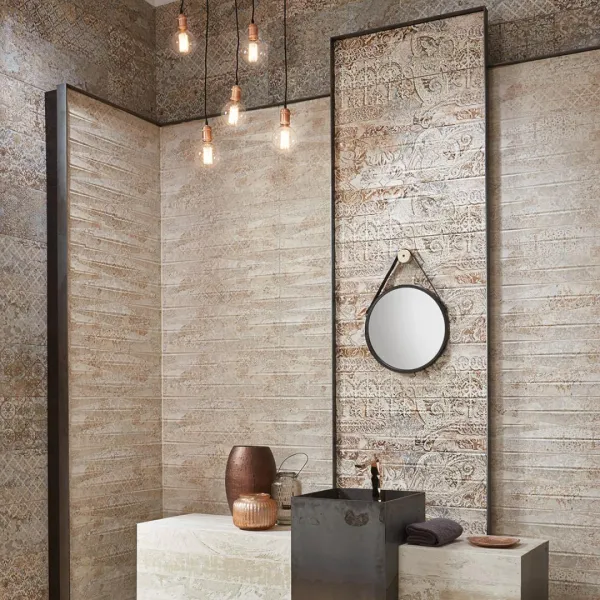 Baño con azulejos efecto textil en tonos cálidos, colección Carpet de Aparici