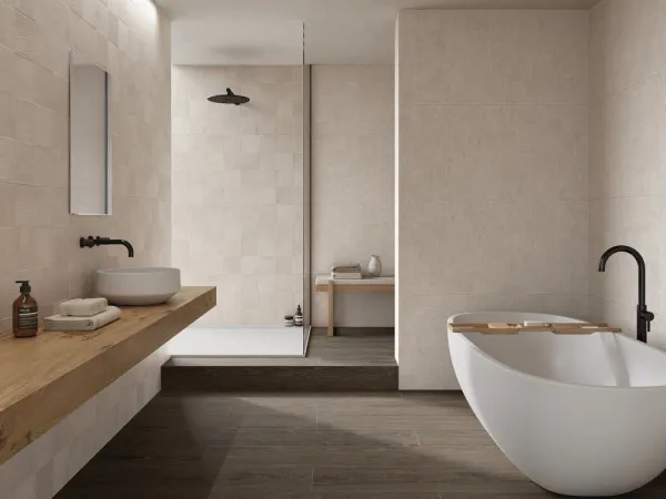 Baño con azulejos efecto textil en tonos cálidos, colección Trames de Argenta