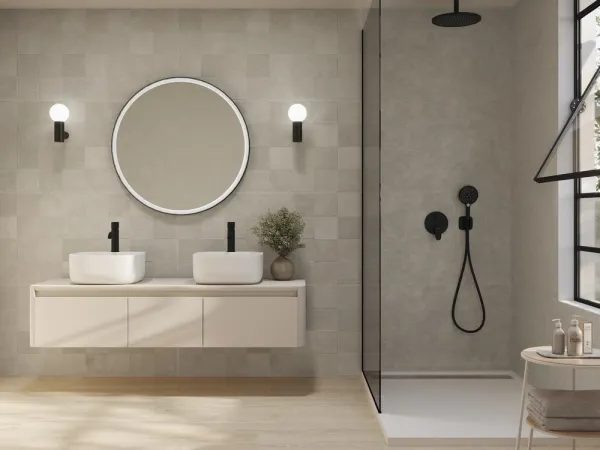 Baño con azulejos efecto textil en tonos neutros, colección Trames de Argenta