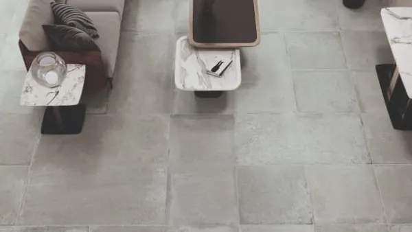 Espacio de la casa con azulejos efecto barro en tonos neutros, colección Antico casale de Ape