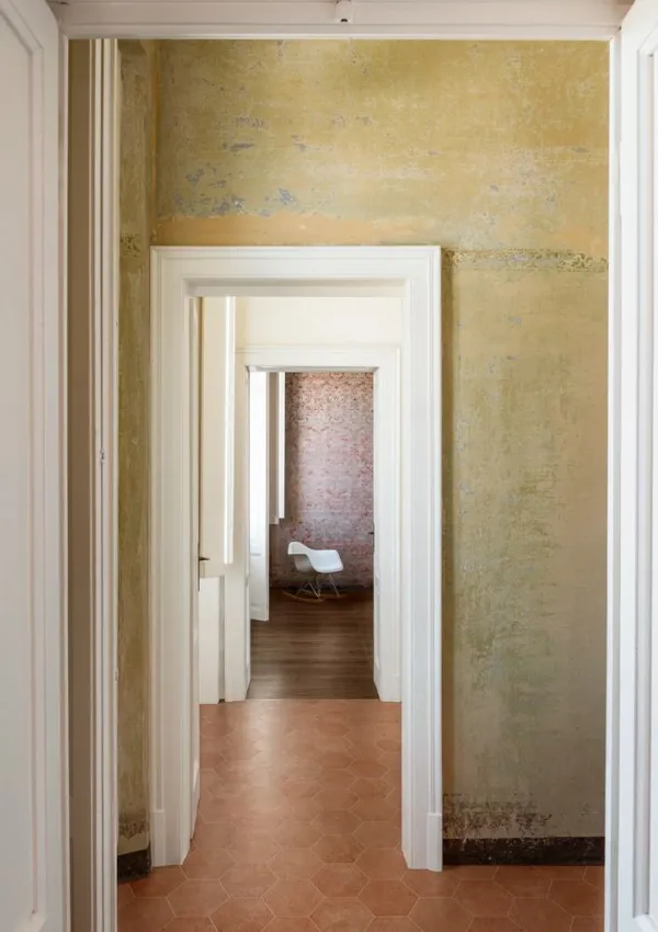 Espacio de la casa con azulejos efecto barro en tonos cálidos, colección Art craft de Marazzi