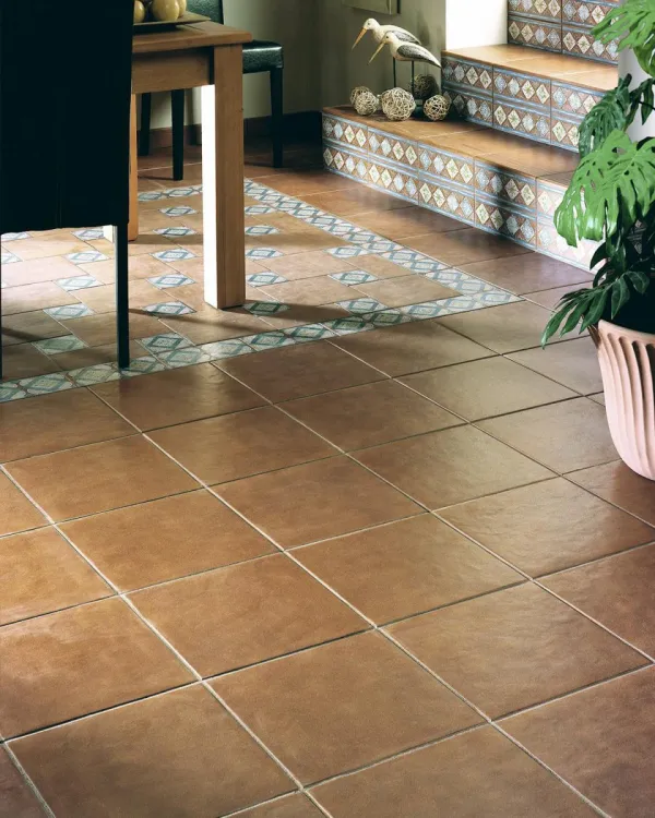 Espacio de la casa con azulejos efecto barro en tonos cálidos, colección Cuero de STN