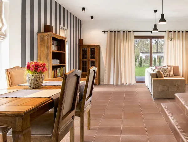 Espacio de la casa con azulejos efecto barro en tonos cálidos, colección Grecogres de GrecoGres