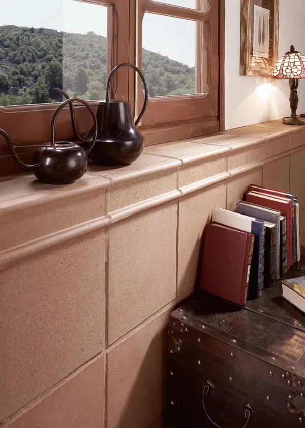 Espacio de la casa con azulejos efecto barro en tonos cálidos, colección Grecogres de GrecoGres