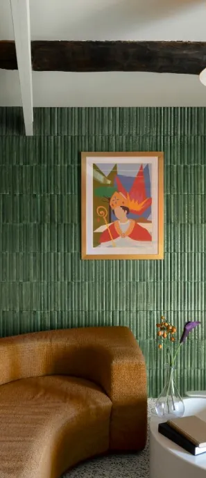 Espacio de la casa con azulejos efecto barro en tonos cálidos, colección Lume de Marazzi