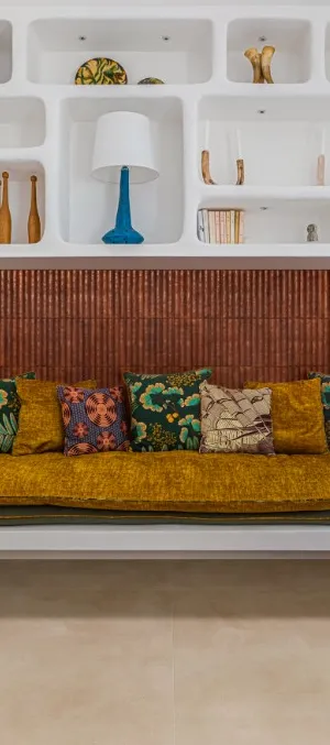 Espacio de la casa con azulejos efecto barro en tonos cálidos, colección Lume de Marazzi