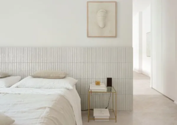 Espacio de la casa con azulejos efecto barro en tonos neutros, colección Lume de Marazzi