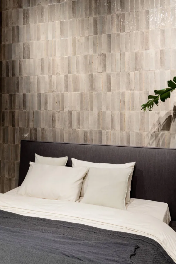 Espacio de la casa con azulejos efecto barro en tonos cálidos, colección Lume de Marazzi