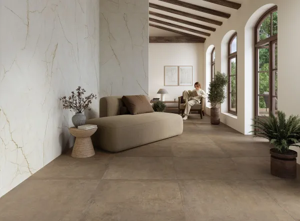 Espacio de la casa con azulejos efecto barro en tonos cálidos, colección Manises de Grespania