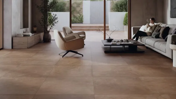Espacio de la casa con azulejos efecto barro en tonos cálidos, colección Manises de Grespania