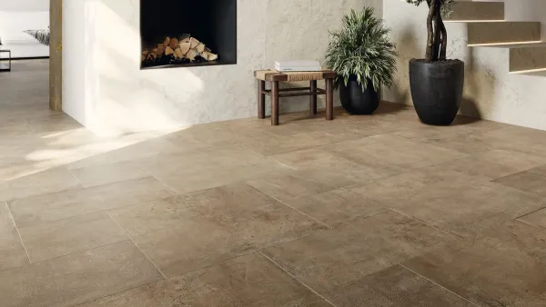 Espacio de la casa con azulejos efecto barro en tonos cálidos, colección Manises de Grespania
