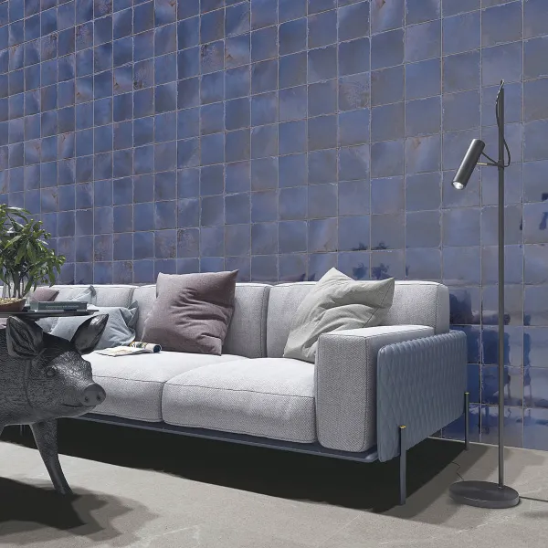 Espacio de la casa con azulejos efecto barro en tonos fríos, colección Rúbrica de Vives