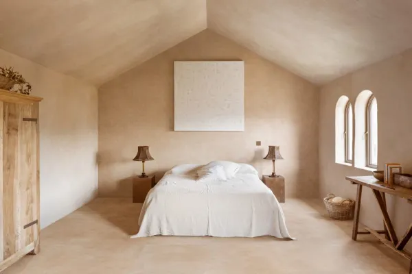 Espacio de la casa con azulejos efecto barro en tonos cálidos, colección Slow de Marazzi