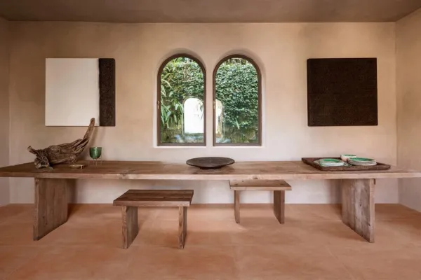 Espacio de la casa con azulejos efecto barro en tonos cálidos, colección Slow de Marazzi