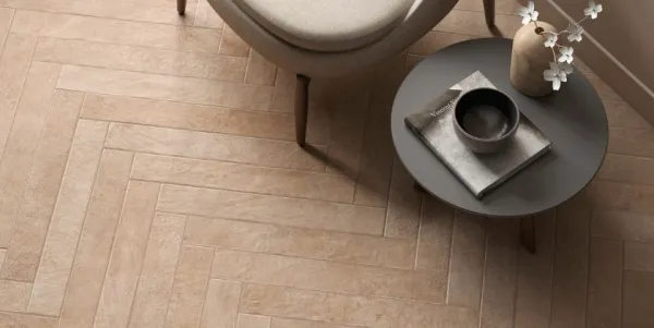 Espacio de la casa con azulejos efecto barro en tonos cálidos, colección Talavera de Grespania