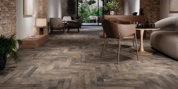 Espacio de la casa con azulejos efecto barro en tonos cálidos, colección Talavera de Grespania