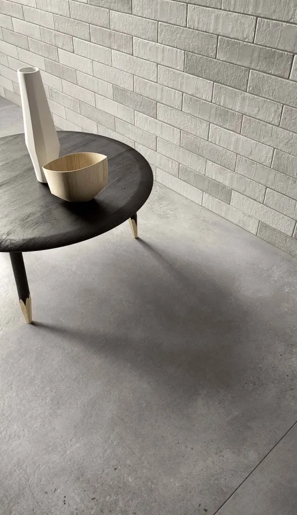 Espacio de la casa con azulejos efecto barro en tonos neutros, colección Terramix de Marazzi