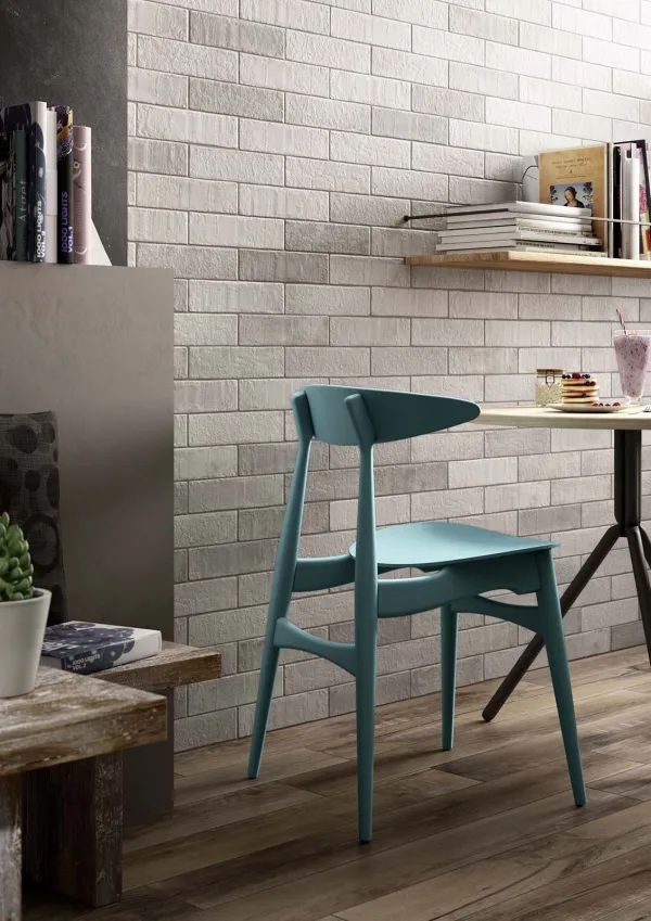 Espacio de la casa con azulejos efecto barro, colección Terramix de Marazzi