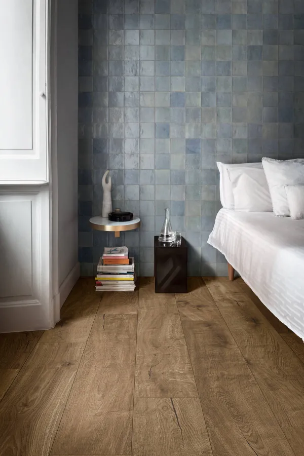 Espacio de la casa con azulejos efecto barro en tonos fríos, colección Zellige de Marazzi