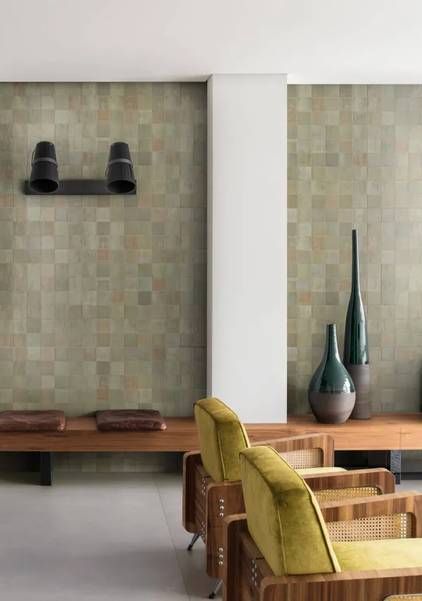 Espacio de la casa con azulejos efecto barro en tonos cálidos, colección Zellige de Marazzi