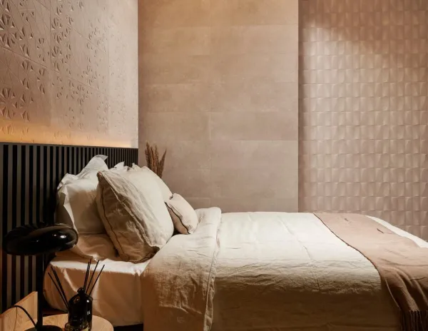 Espacio de la casa con azulejos efecto cemento en tonos cálidos, colección Arduin de Metropol