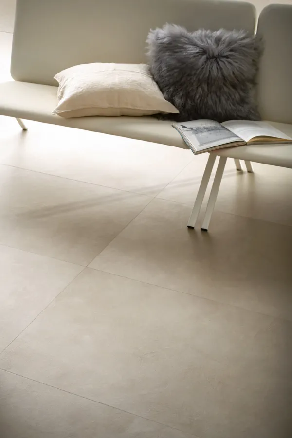 Espacio de la casa con azulejos efecto cemento en tonos cálidos, colección Block de Marazzi