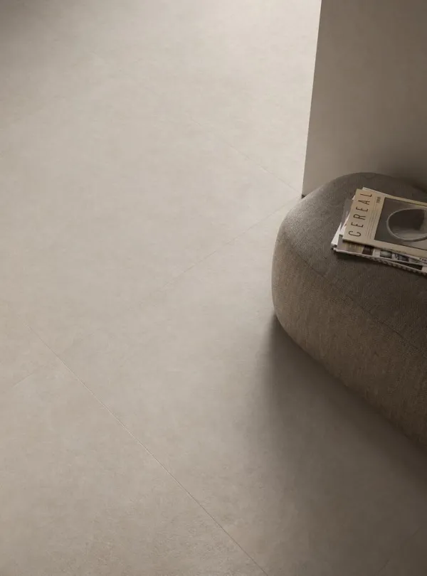 Espacio de la casa con azulejos efecto cemento en tonos cálidos, colección Cement vibes de Ceramiche Piemme