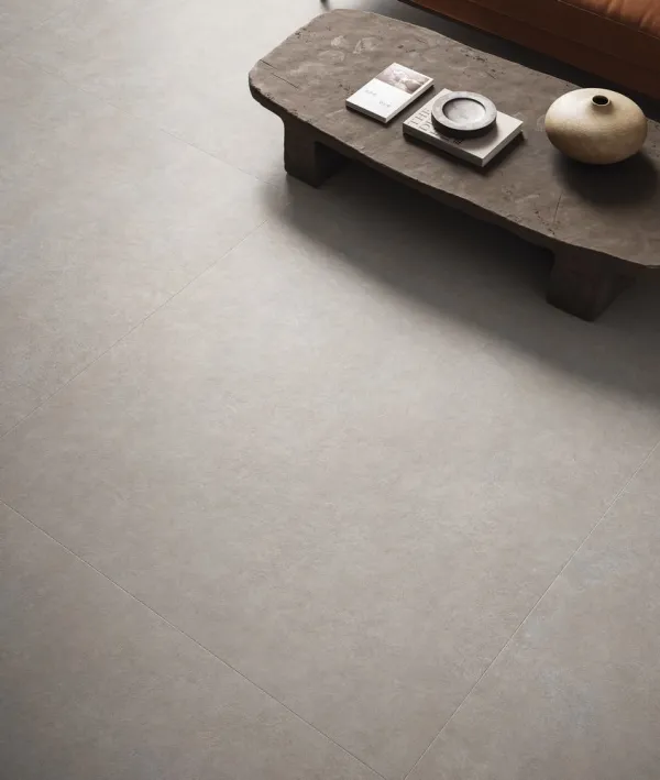 Espacio de la casa con azulejos efecto cemento en tonos neutros, colección Cement vibes de Ceramiche Piemme