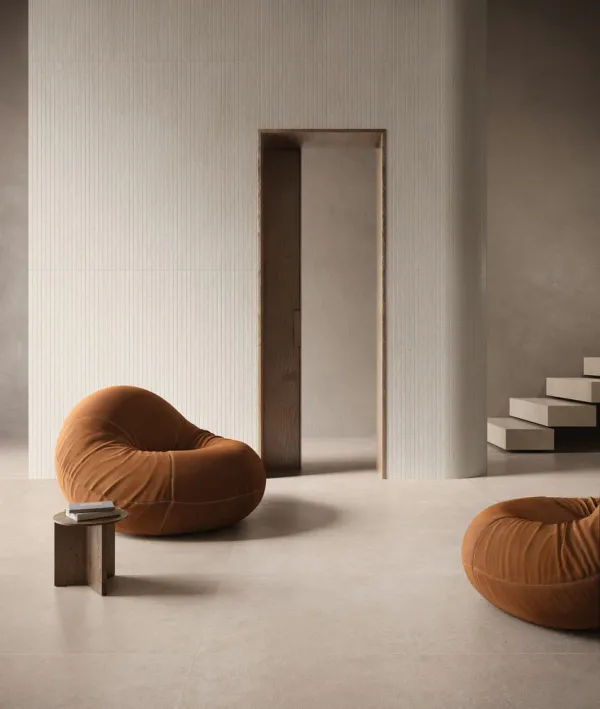 Espacio de la casa con azulejos efecto cemento en tonos cálidos, colección Cement vibes de Ceramiche Piemme