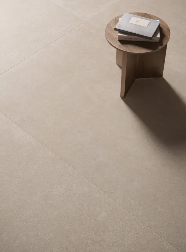 Espacio de la casa con azulejos efecto cemento en tonos cálidos, colección Cement vibes de Ceramiche Piemme