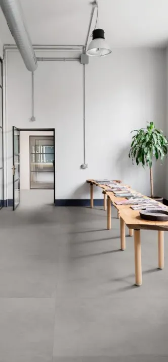 Espacio de la casa con azulejos efecto cemento en tonos neutros, colección Cementum de Marazzi