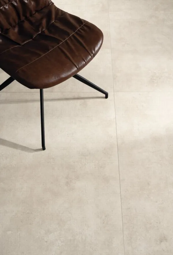 Espacio de la casa con azulejos efecto cemento en tonos cálidos, colección Charme de Peronda