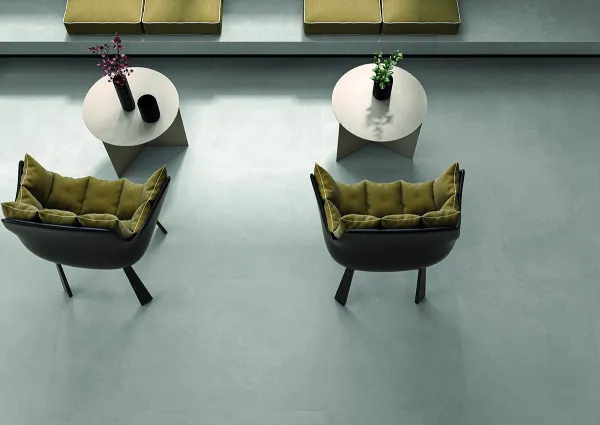 Espacio de la casa con azulejos efecto cemento en tonos neutros, colección Cricket de Cifre