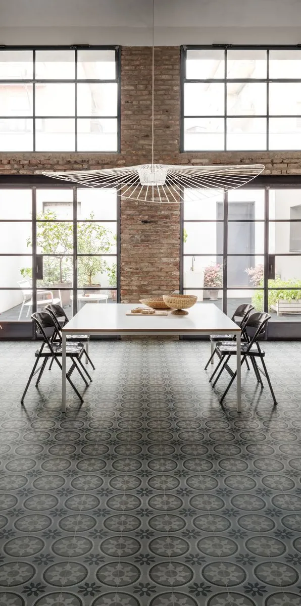 Espacio de la casa con azulejos efecto cemento en tonos neutros, colección D_segni de Marazzi