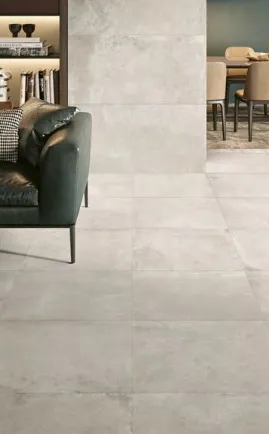 Espacio de la casa con azulejos efecto cemento en tonos neutros, colección Evoke de Margres