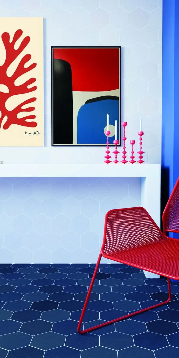 Espacio de la casa con azulejos efecto cemento en tonos fríos, colección Karma de Cevica