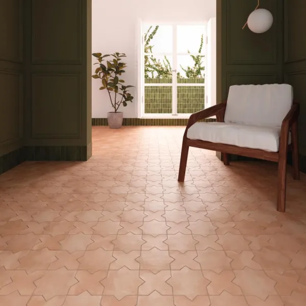 Espacio de la casa con azulejos efecto cemento en tonos cálidos, colección Kasbah de Equipe