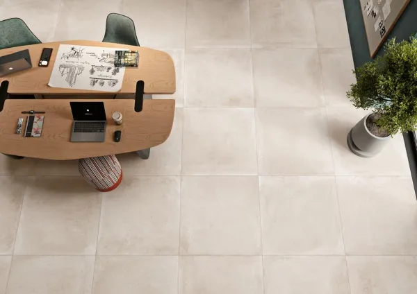 Espacio de la casa con azulejos efecto cemento en tonos cálidos, colección Legacy de Love Tiles
